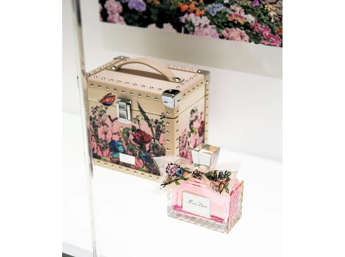 イタリア人アーティスト、ピエトロ・ルッフォとのコラボレーションによる、ミス ディオール限定モデルのバニティとボトル。