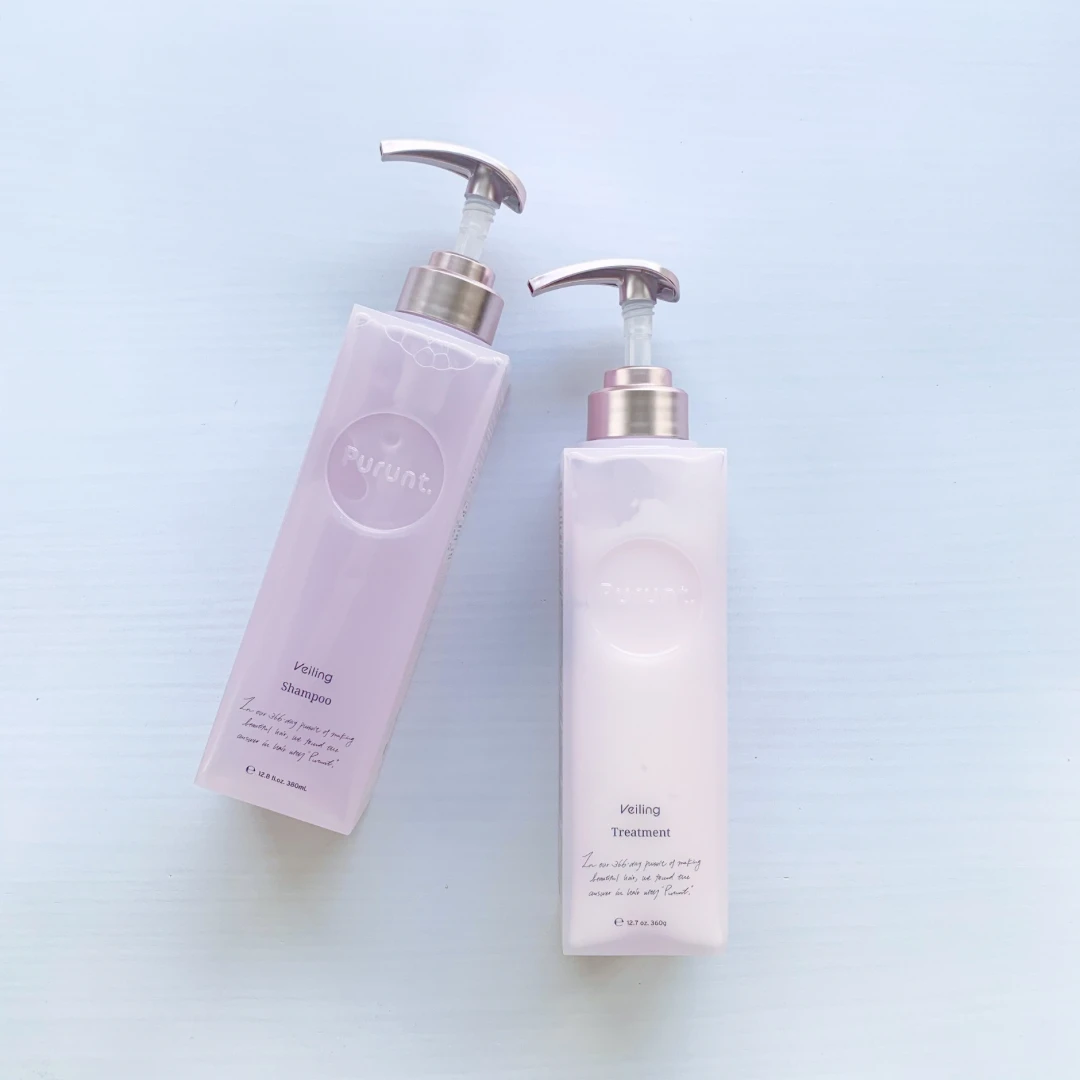 プルント ヴェーリング美容液シリーズのシャンプーとトリートメントのボトルが2本並んでいる様子。透明感のあるデザイン