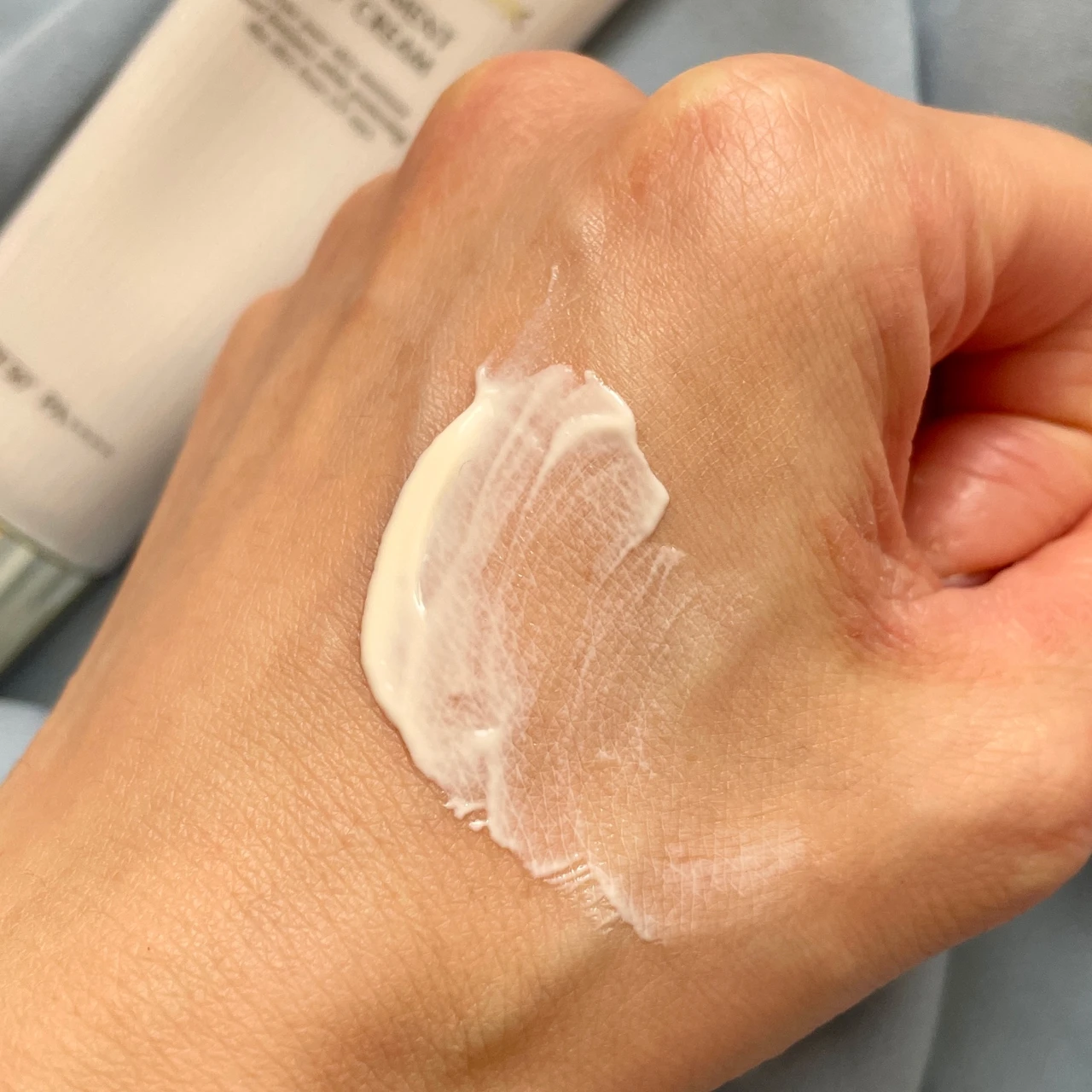 デコルテまでケア可能！伸びもなじみもSPF値も最高♡カバーマーク日焼け止め_4