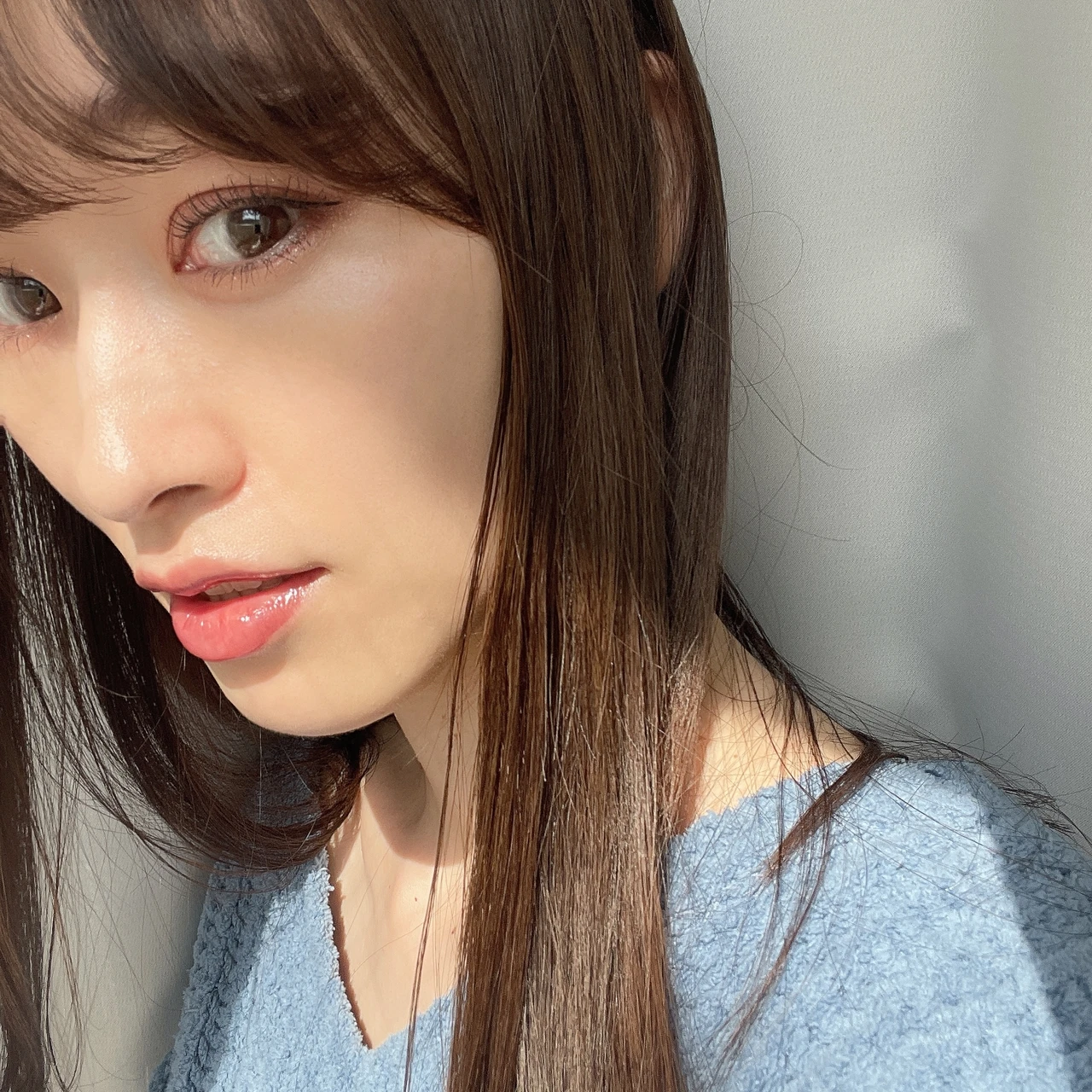 デイトリートメントバームでじゅわっと内側から滲むようなツヤ肌に!