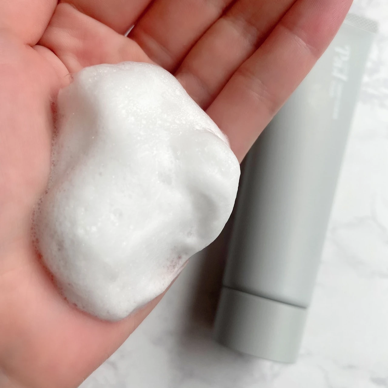 洗顔 チューブ スキンケア 手