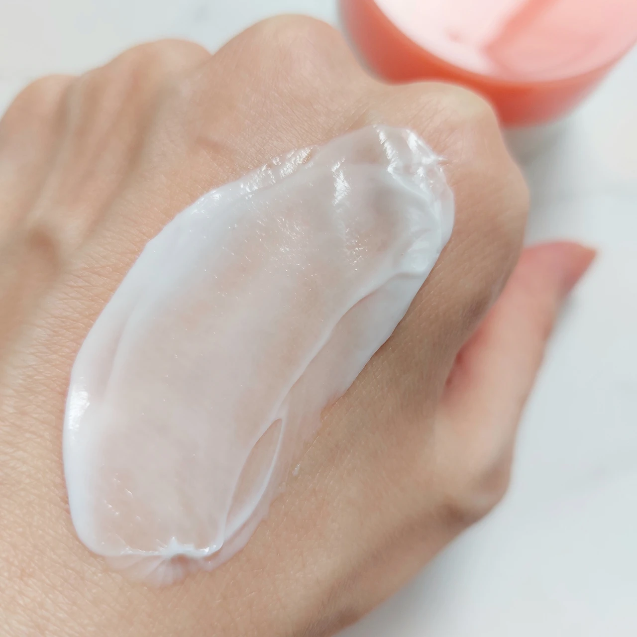 モイストチャージクリーム テクスチャー