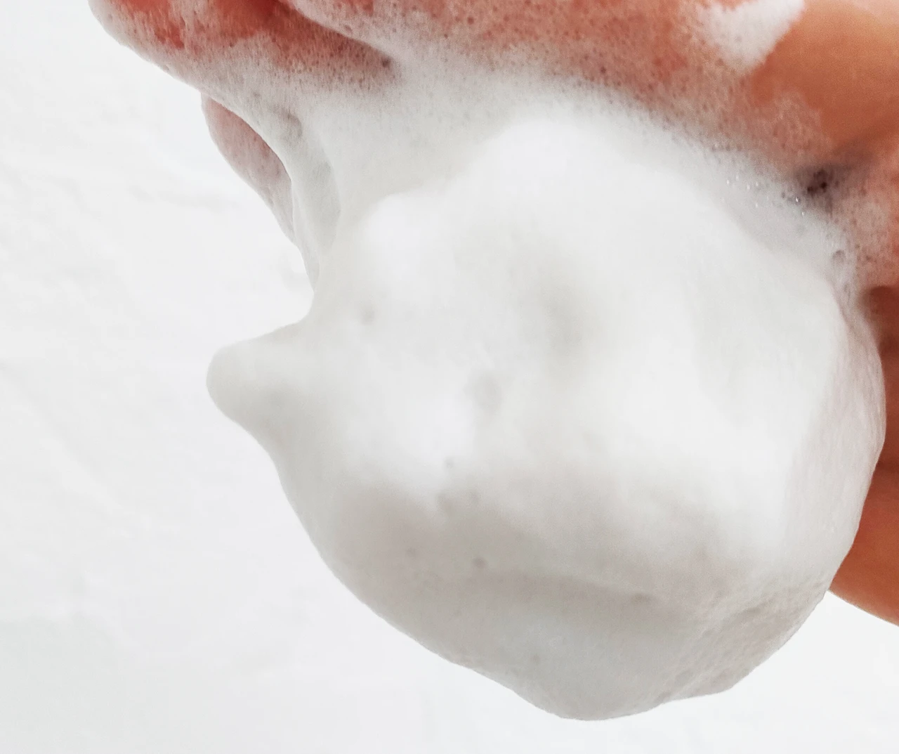 アルソア　クイーンシルバーの泡は、逆さまにしても落ちない！