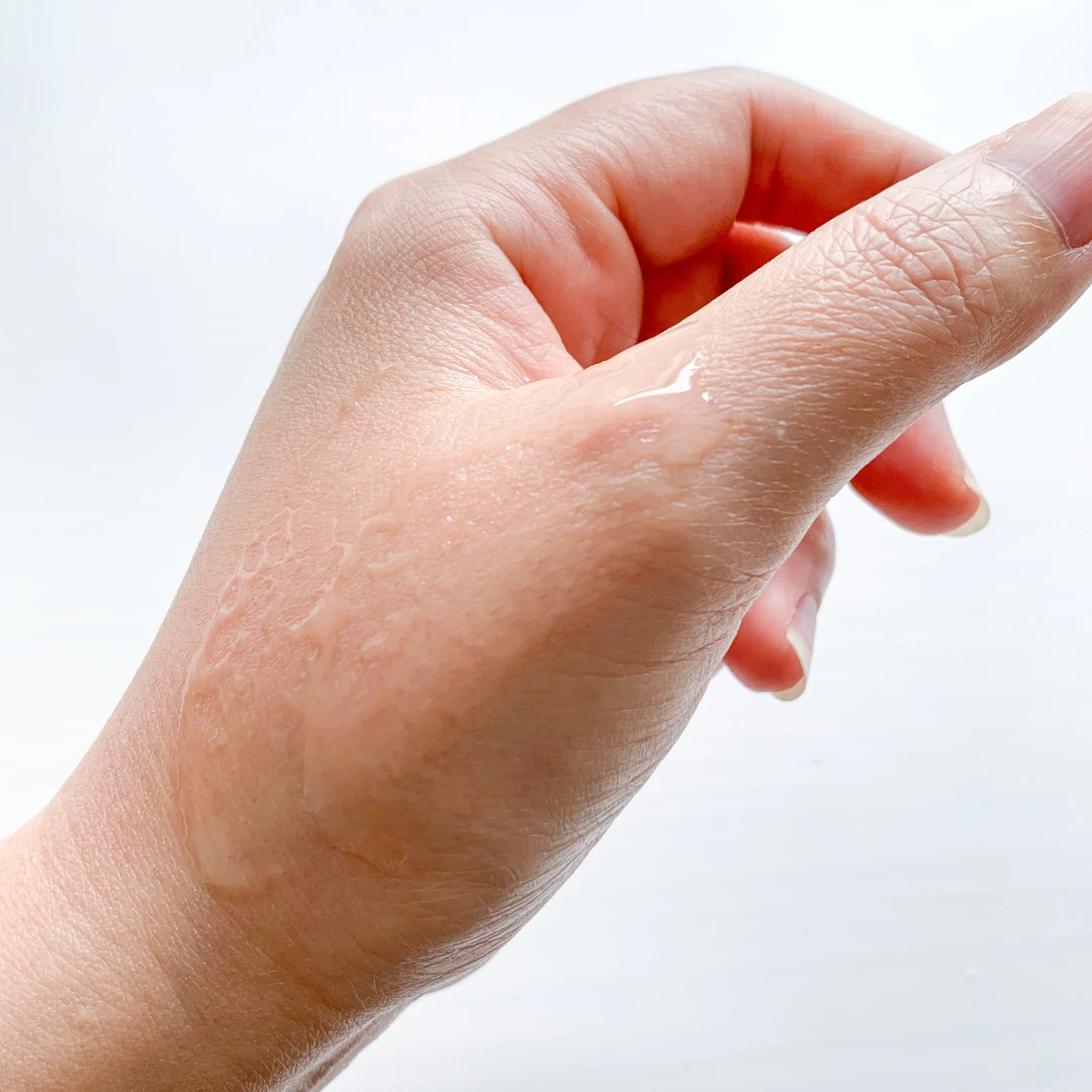 エッセンスローションを手の甲に広げた様子。なめらかに伸び広がり、肌を潤いのベールで包み込む質感