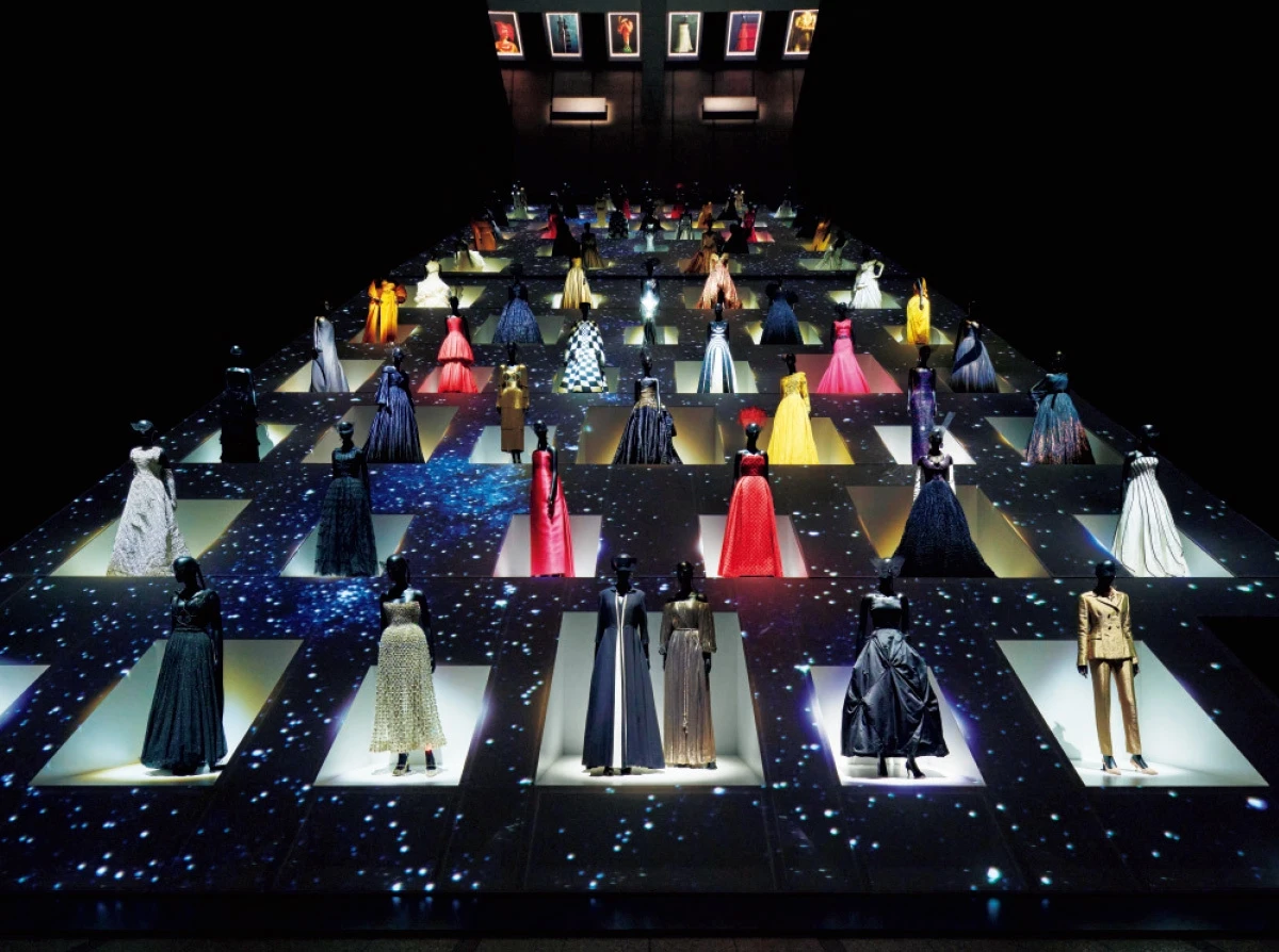 吹き抜けの大空間を、星空に浮かぶかのようにソワレが埋め尽くす「ディオールの夜会」。