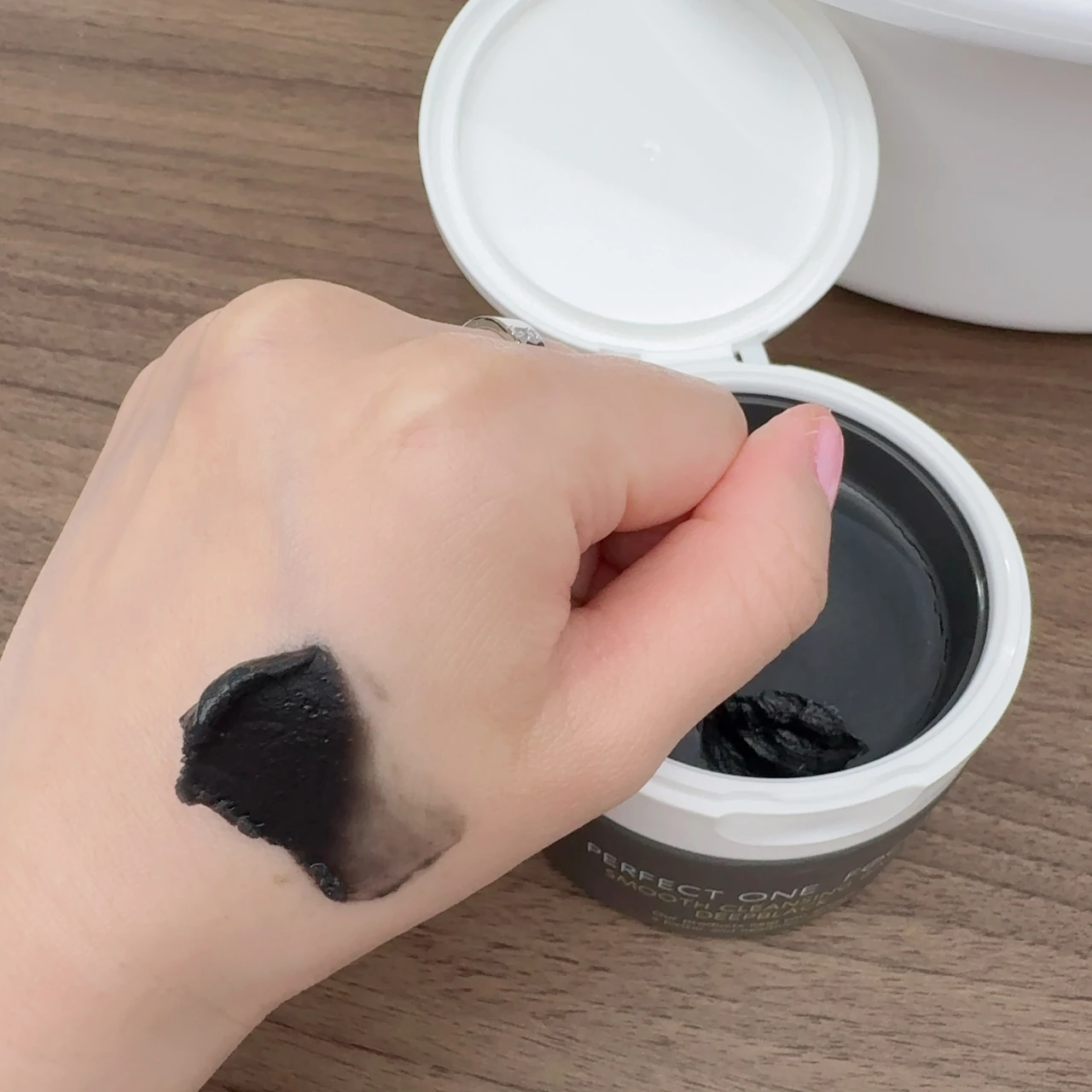 パーフェクトワンフォーカス スムースクレンジングバーム ディープブラックのテクスチャー