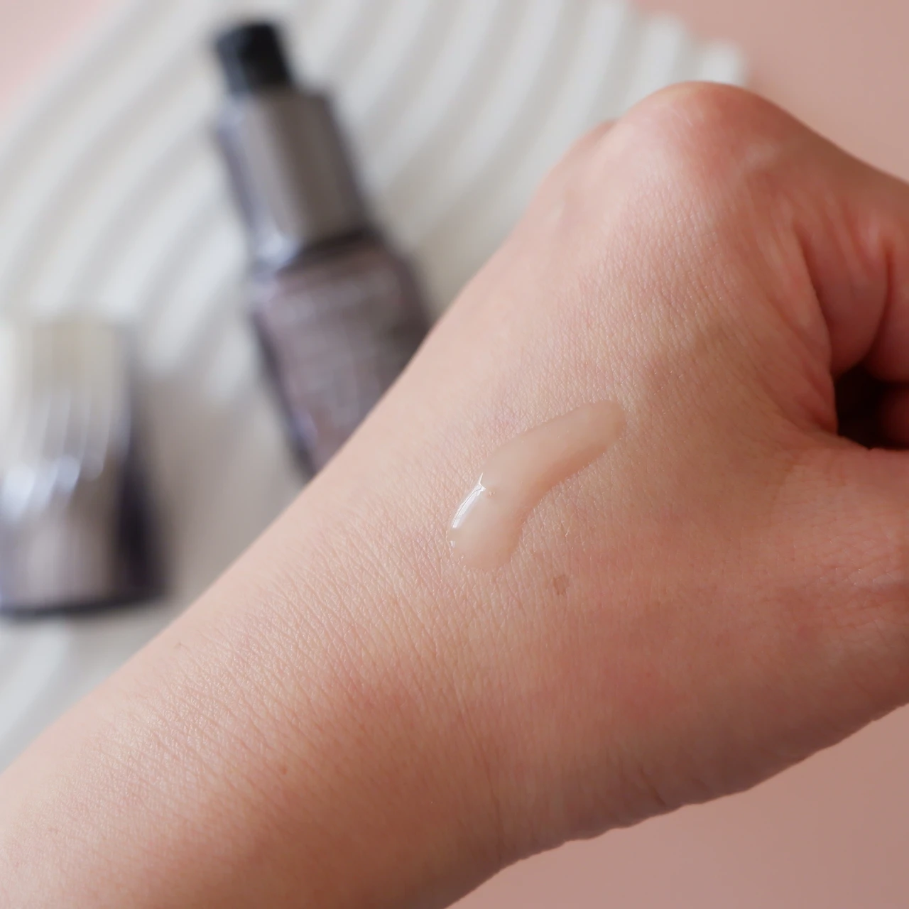 【透明感チャージ】気になる”コウジ酸”配合の薬用美白美容液でシミ対策【コスメデコルテ】_4_1