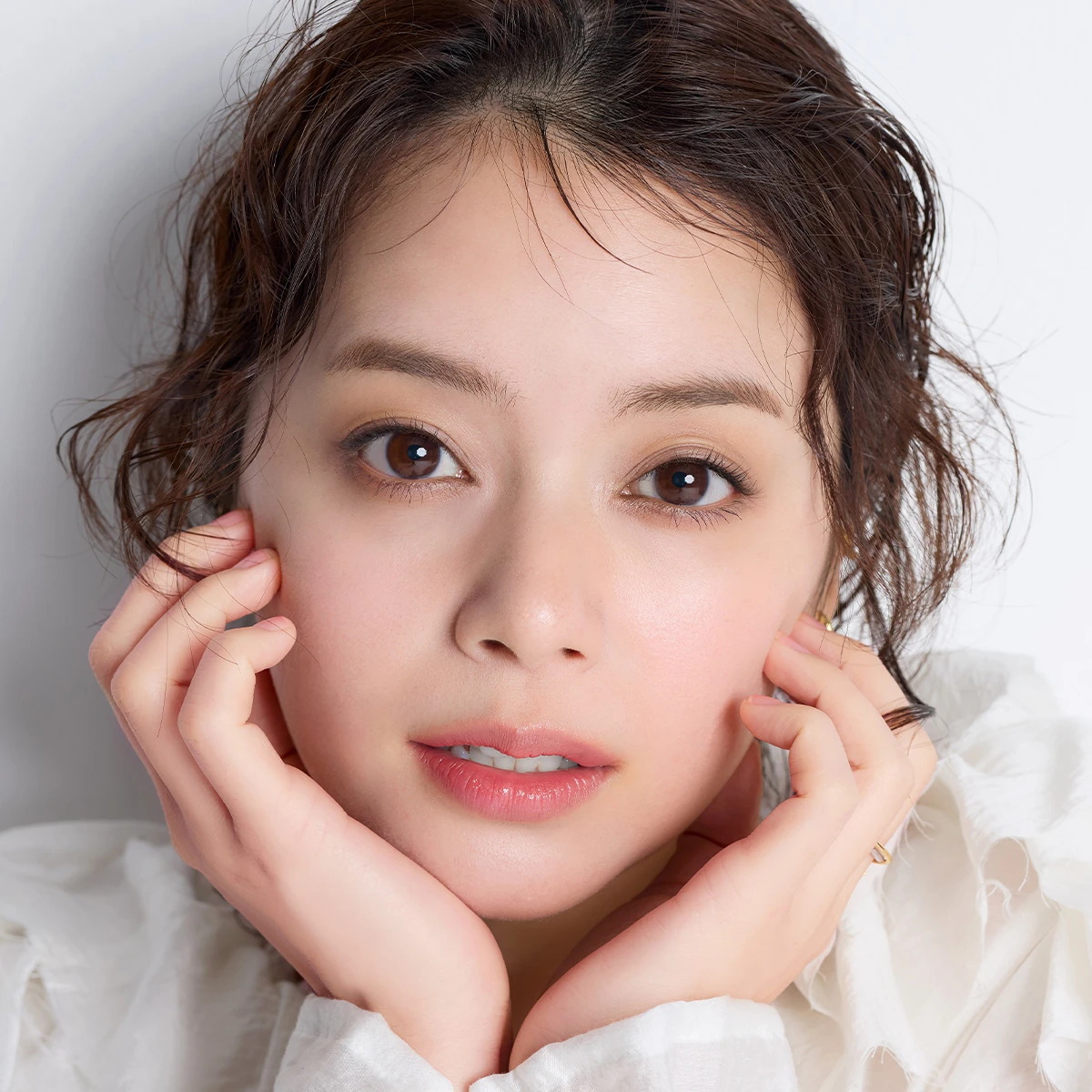 リキッドファンデ＋フェイスパウダーで丁寧に仕上げたような、上品なツヤ感が どんなシーンにも心地よくフィット！