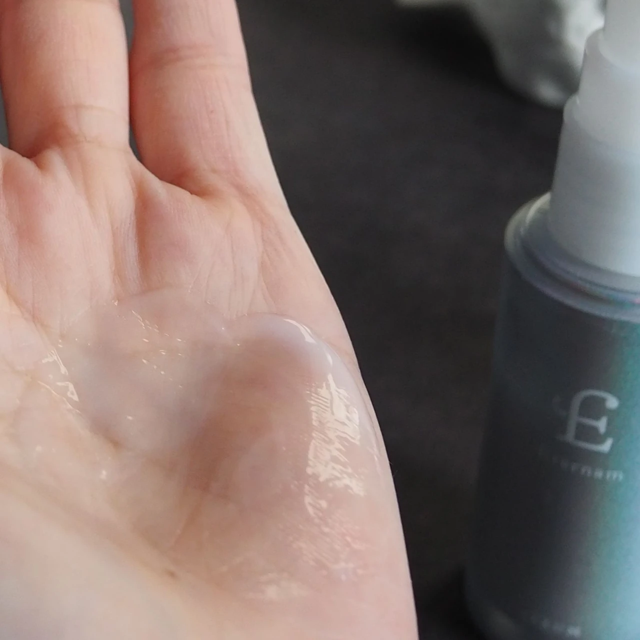  「エテルナム セラム」のテクスチャー