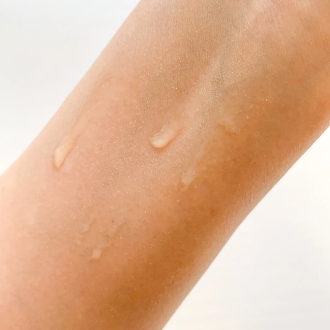 腕にケアナボーテ VC10 濃美容液を出したテクスチャー写真