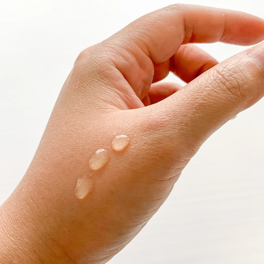 手のこうにケアナボーテ VC10 濃美容液を出したテクスチャー写真