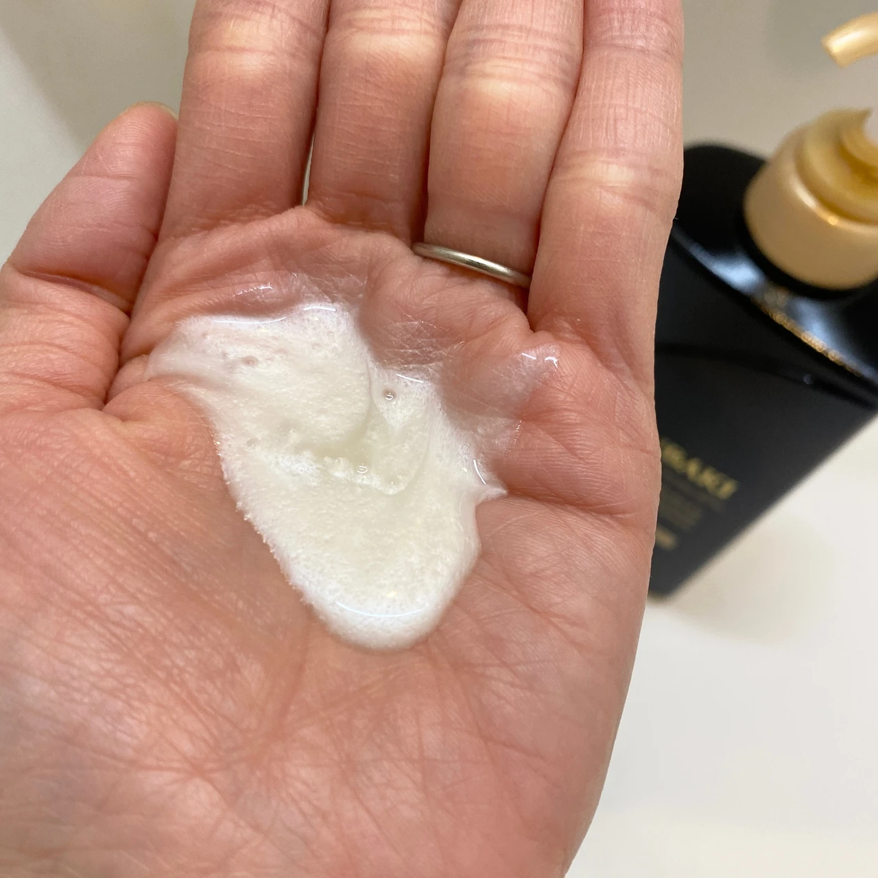 もう試した？新次元の〈イオン補修力〉をそなえた黒TSUBAKI。金のマスクとW使いでダメージケア迷子を卒業！_2_1