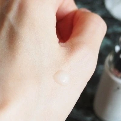 「デュオ ザ 薬用美白リンクルセラム」のテクスチャー