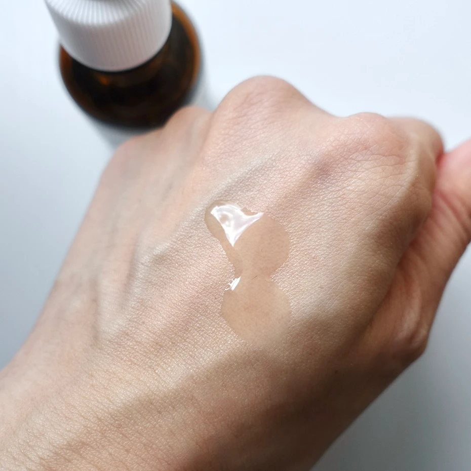 ピュアビタミンC高配合の美容液、「ケアナボーテ VC10濃美容液」のテクスチャー紹介