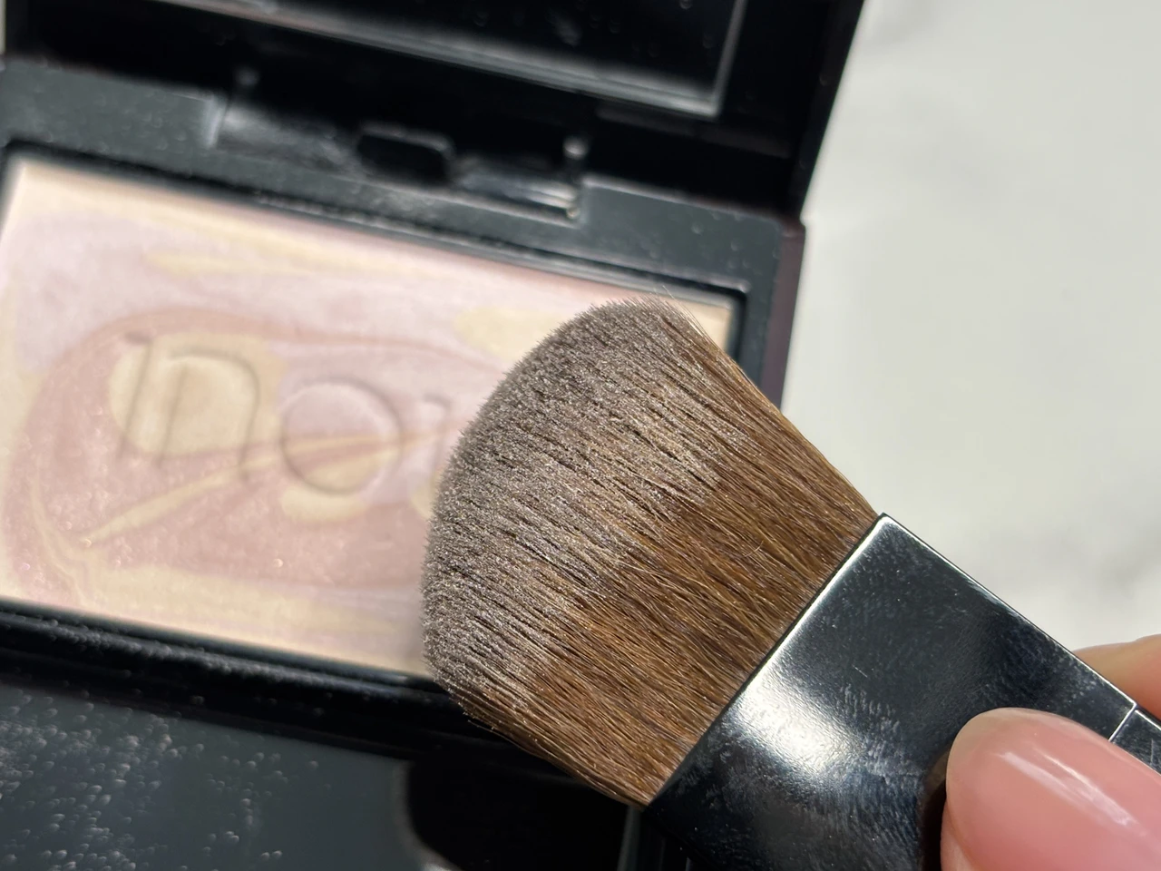 抜け感のあるツヤ肌のカギは“光”！インウイ新プレストパウダー×リキッドファンデでつくる大人のベースメイク術_9