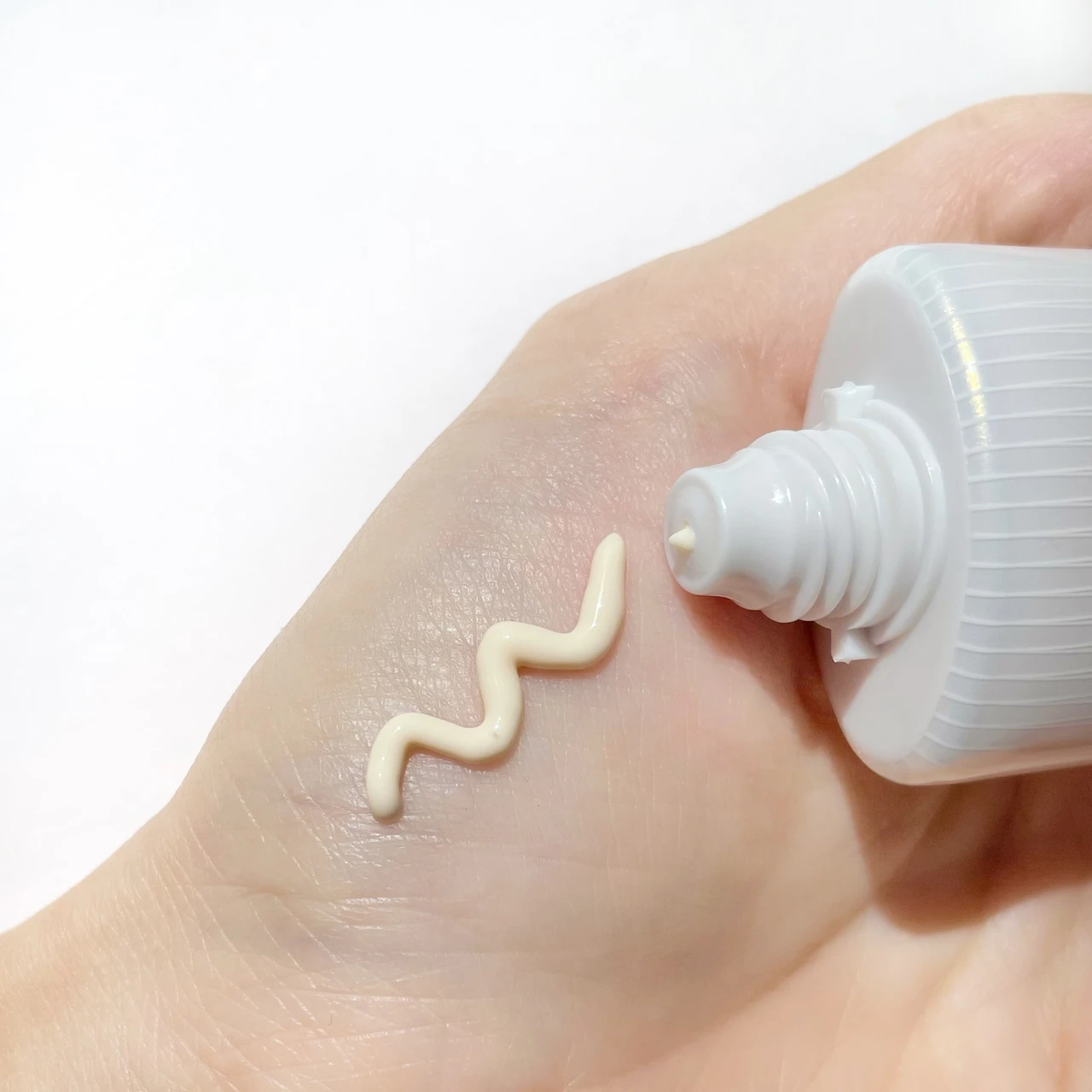 カバーマーク トリートメント デイ クリーム テクスチャー