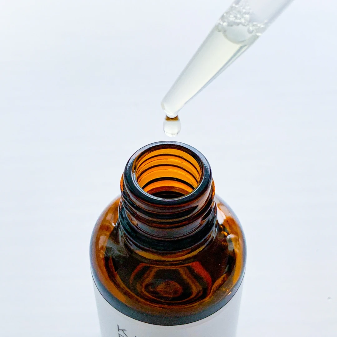 ケアナボーテ VC10 濃美容液のスポイトから美容液を垂らしている様子