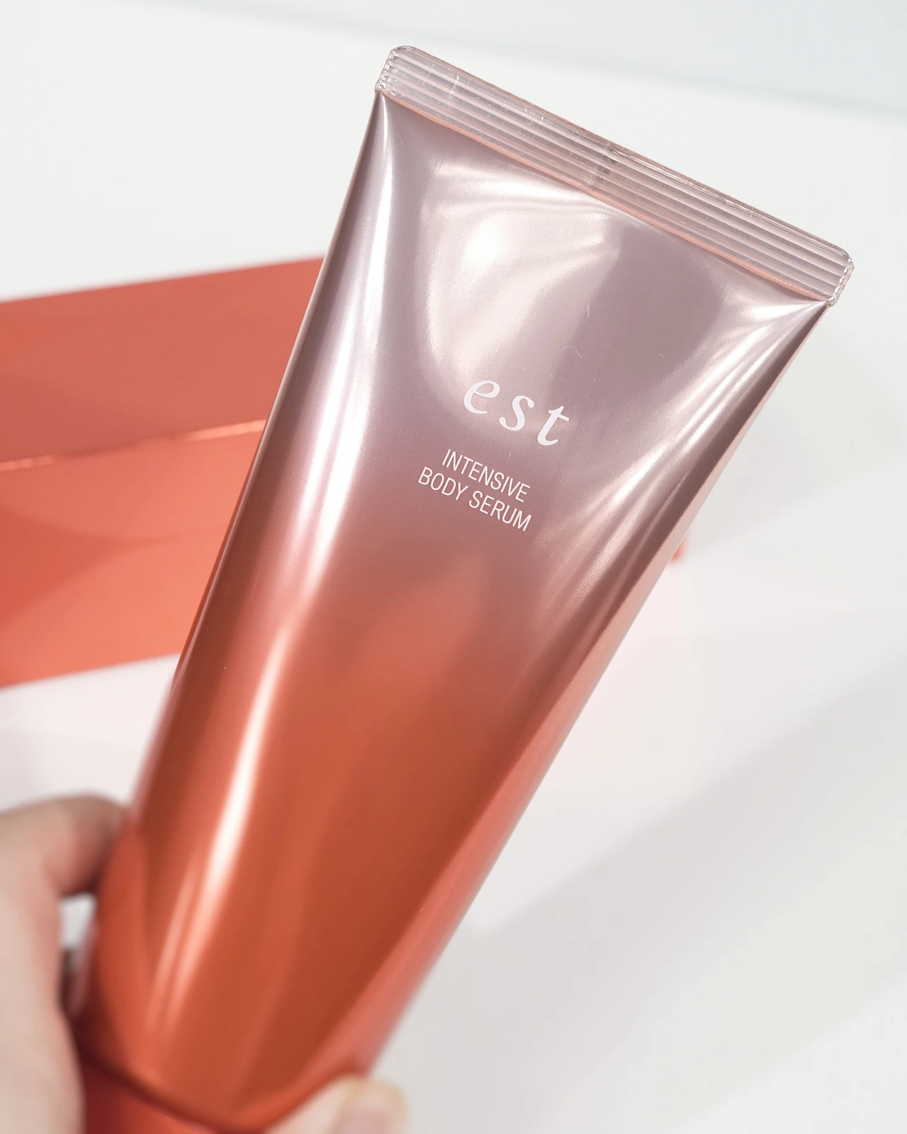 【先行発売中】冬の乾燥にぴったりの「エスト　インテンシブ　ボディセラム」は2/10新発売。ボディケア、手抜きになってない？顔のスキンケアみたいに、ボディにも美容液を使って、脱・カサカサ肌！_1_1