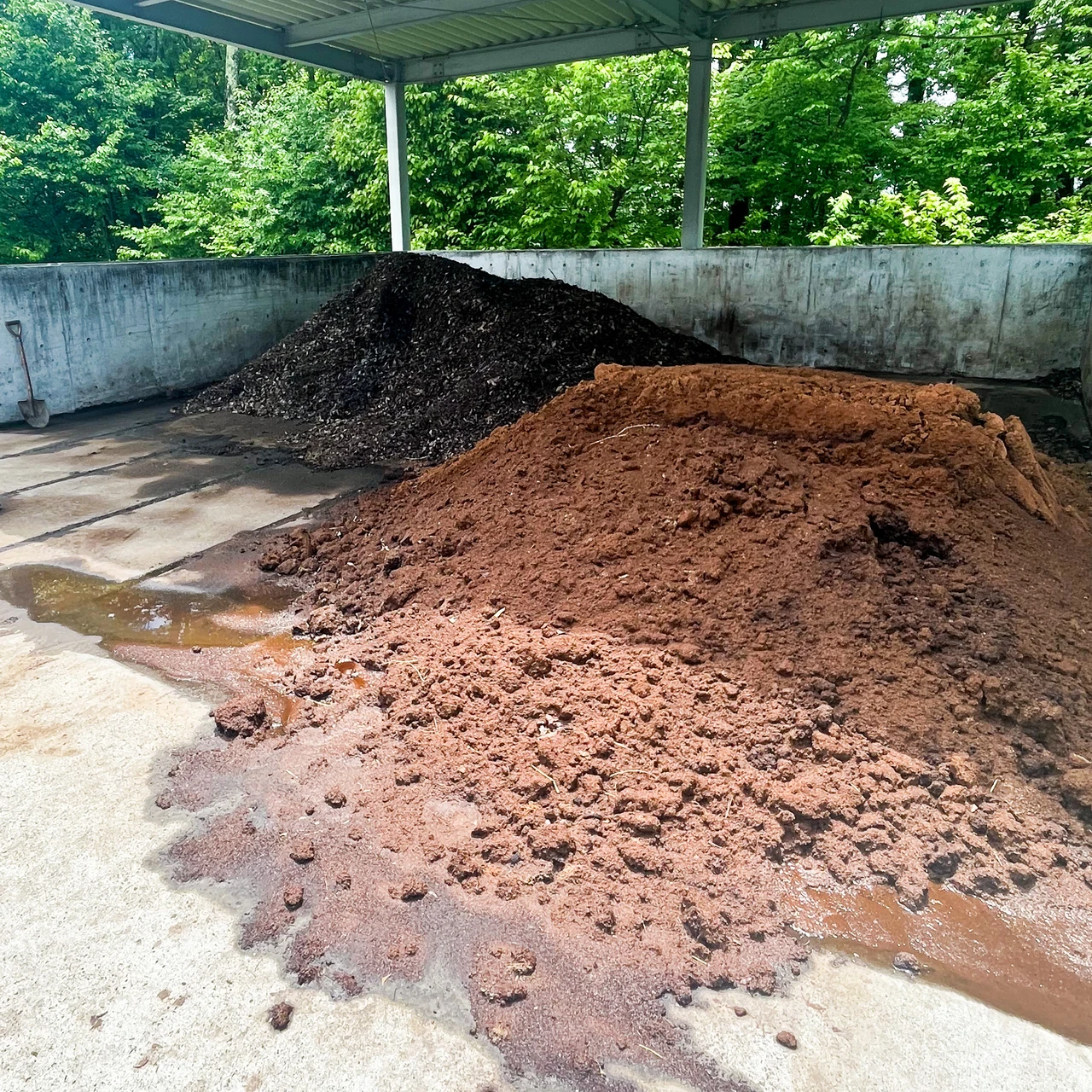 堆肥を作っている