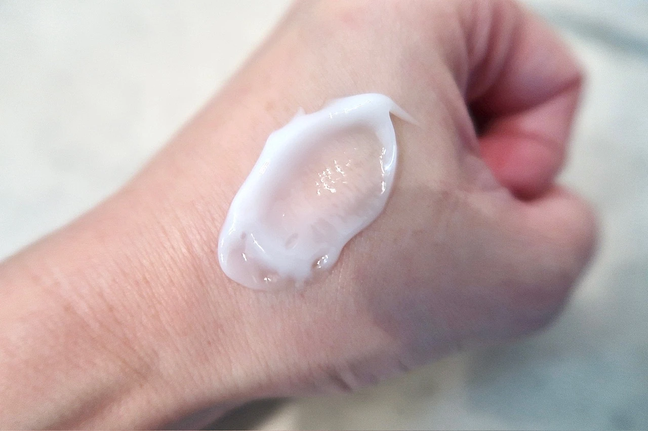 パーフェクトワン  ​薬用ホワイトニングジェルのテクスチャー②