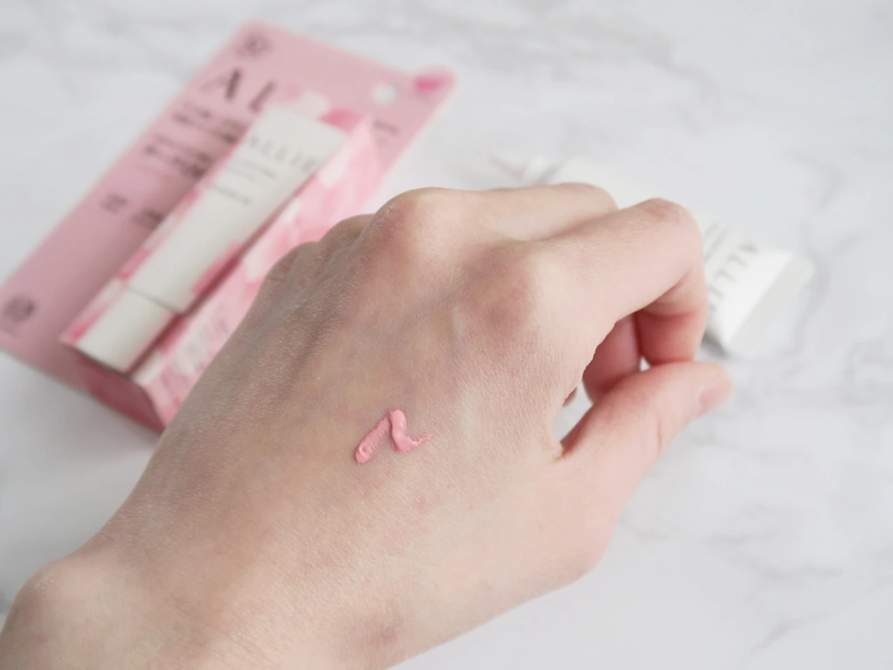 アリィー　クロノビューティ　カラーオンUV　＜01 LUCENT PINK＞