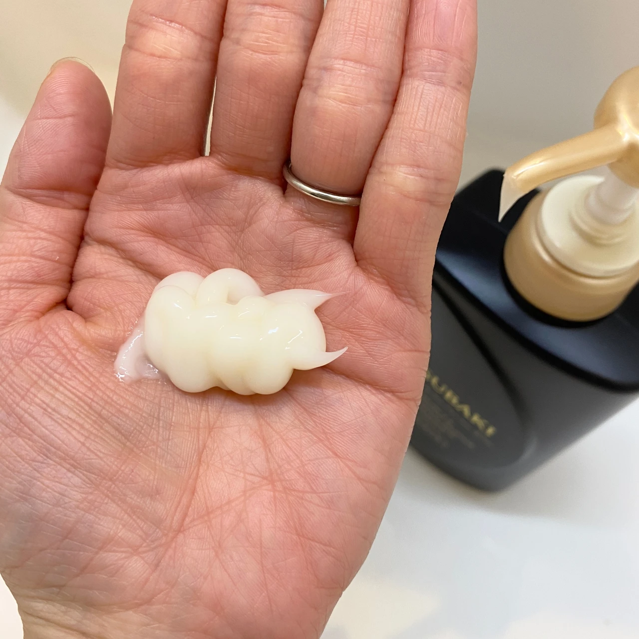 もう試した？新次元の〈イオン補修力〉をそなえた黒TSUBAKI。金のマスクとW使いでダメージケア迷子を卒業！_2_2