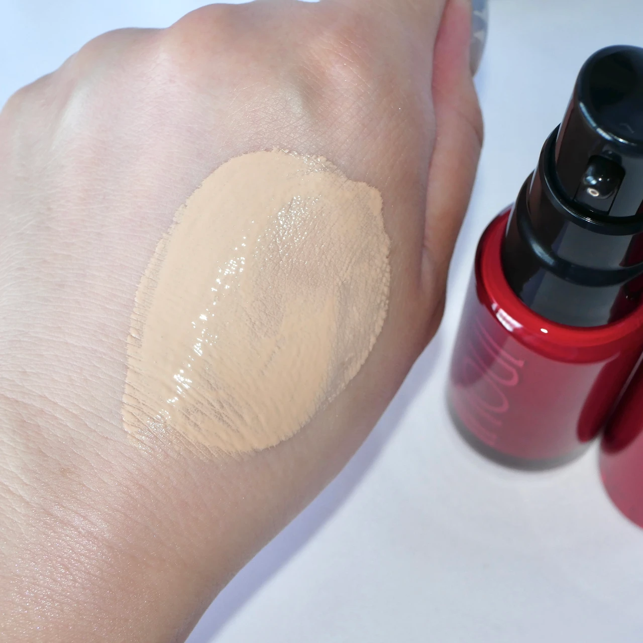 インウイ INOUI リキッドファンデーション テクスチャー スウォッチ