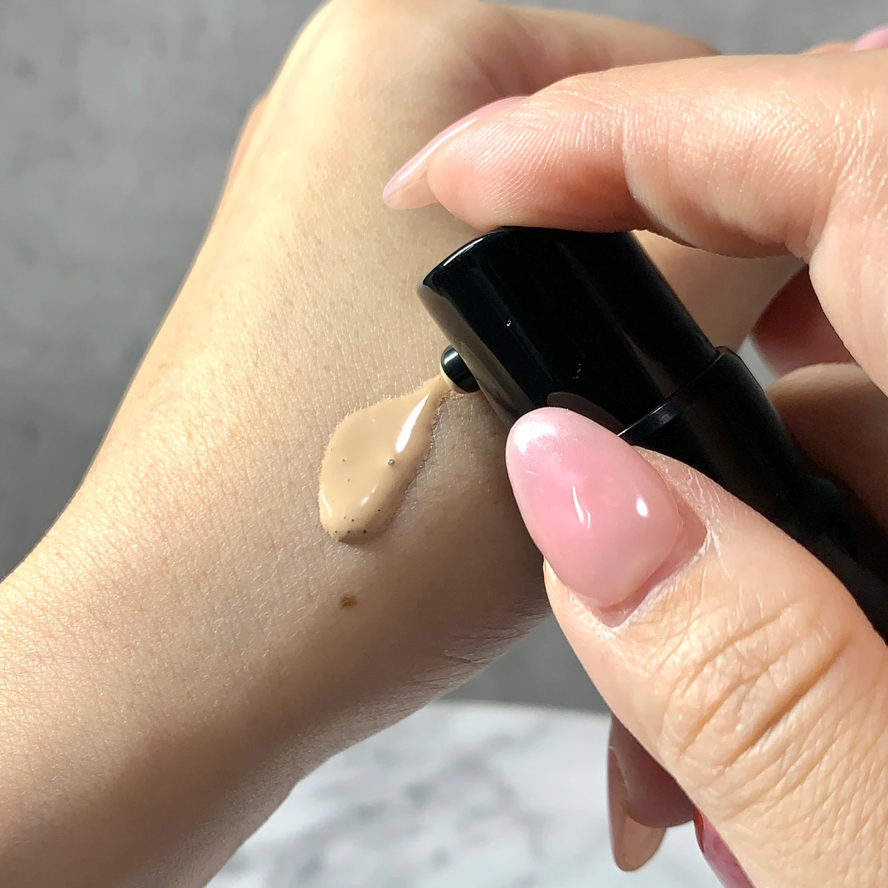 インウイ INOUI リキッドファンデーション 手元スウォッチ