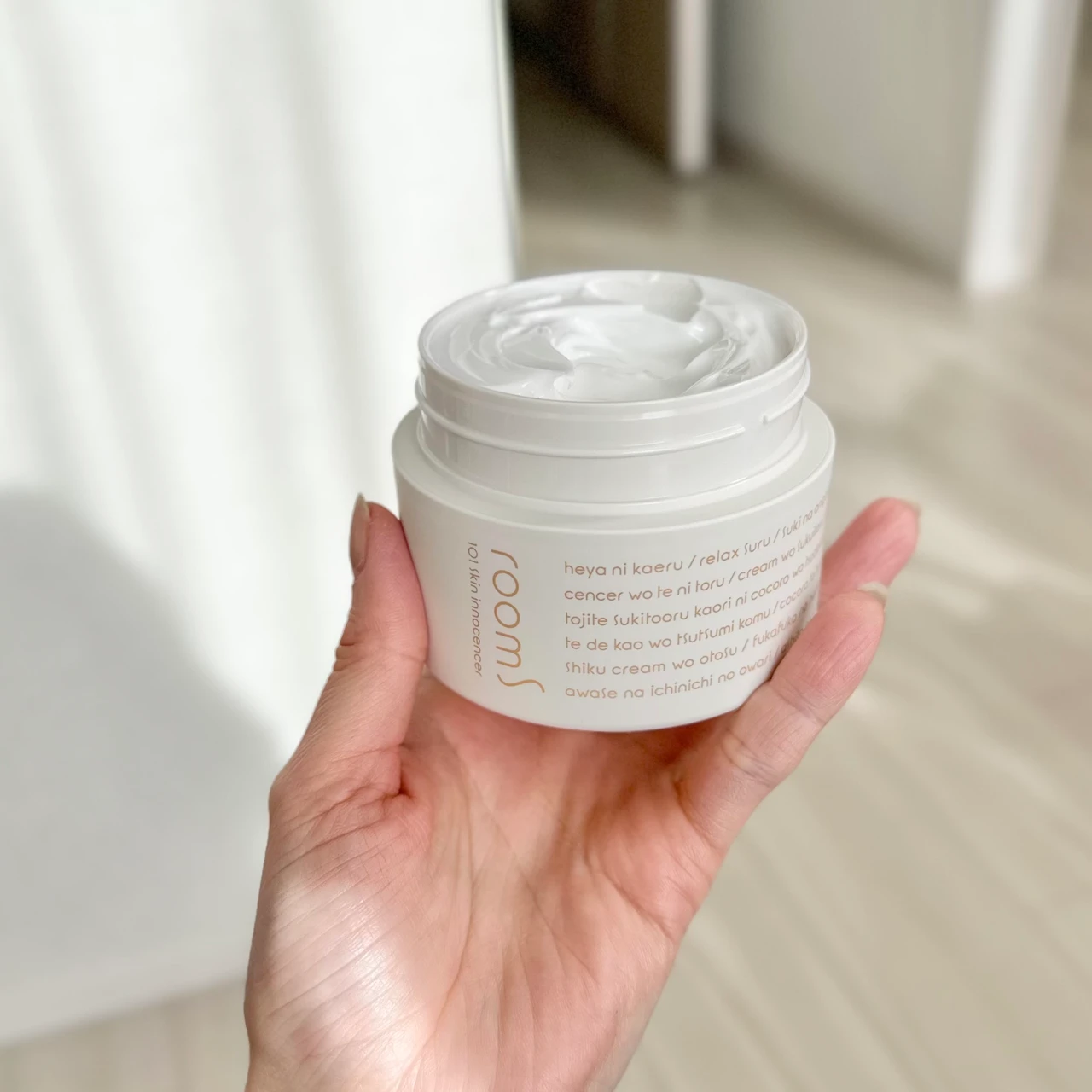 まるで生クリーム？！水と油の絶妙バランスにこだわった美容液スキンケア発想のクレンジングクリーム「ルームエス 101スキンイノセンサ」_2