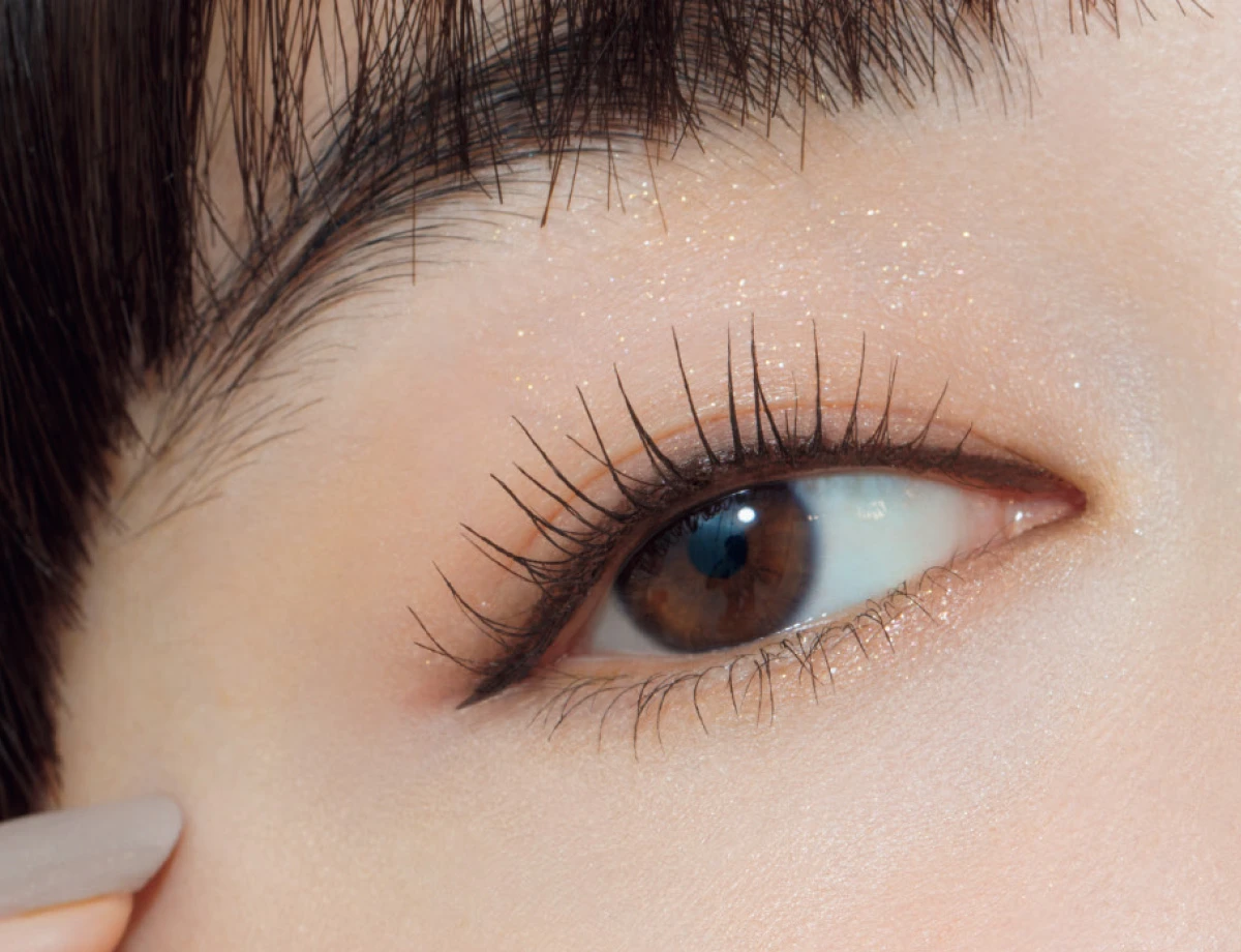 ディーアップのつるんと艶めく“黒み”ブラウンで叶える 大人のピュアのまなざし_3