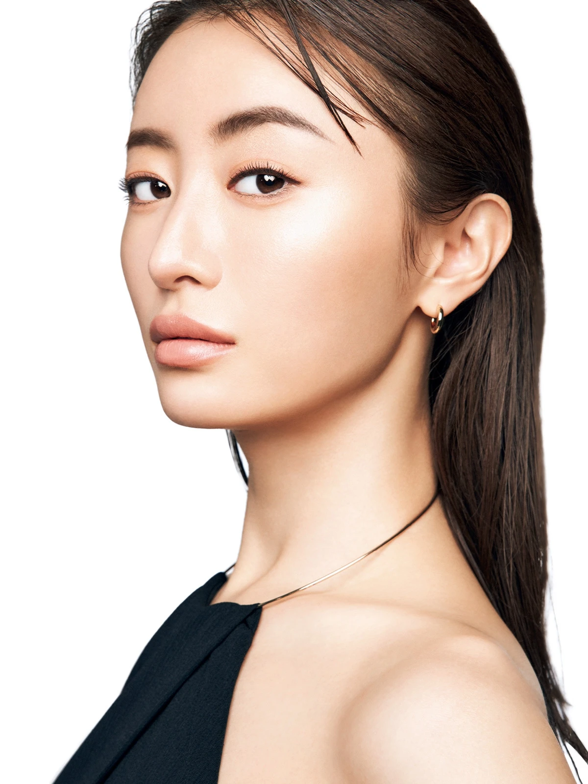 軽やかで、自由で、自然体――。松本まりか ジバンシイの新ベースメイクでプリズムのパワーを纏う
_4
