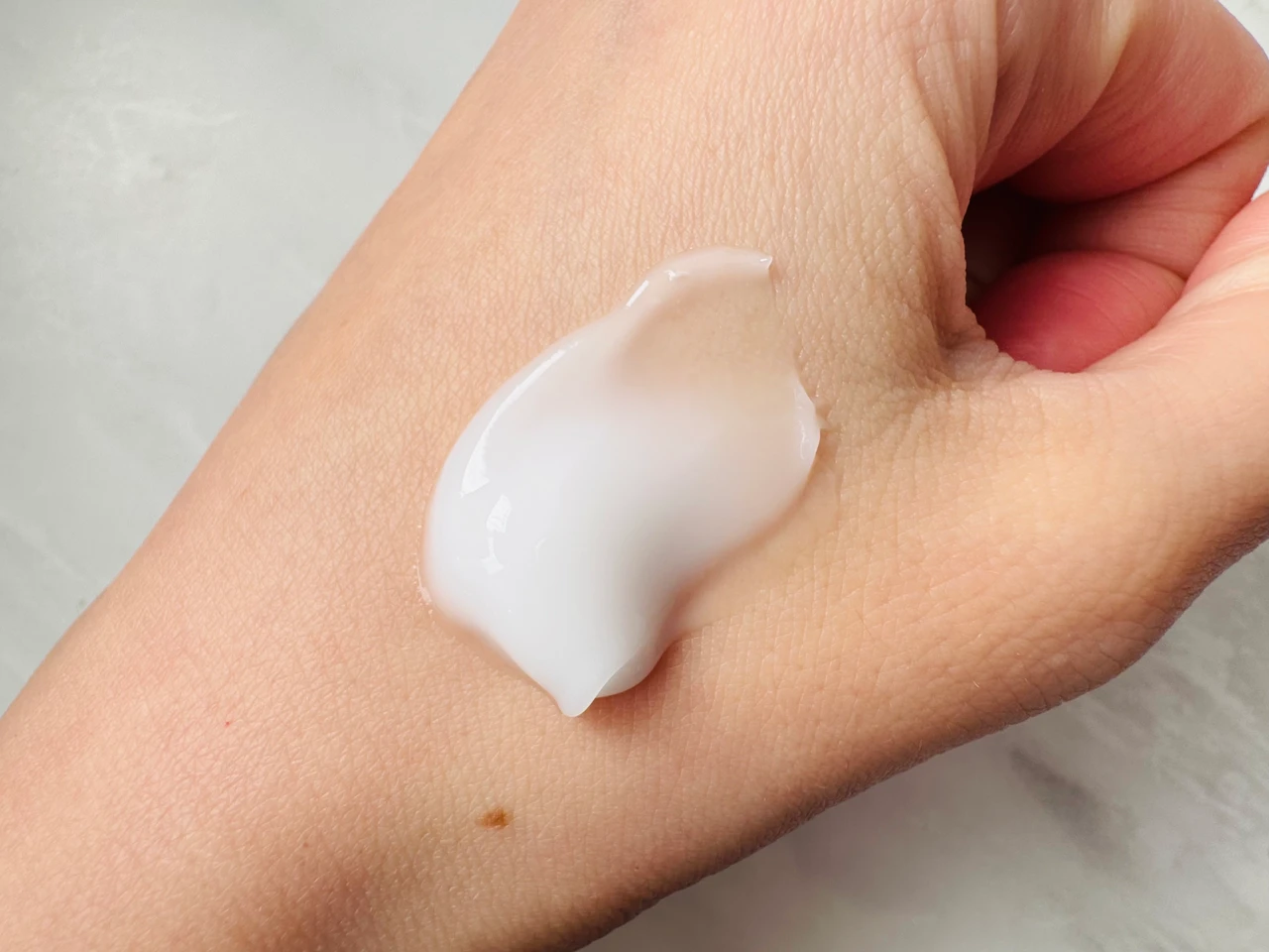 パーフェクトワンの薬用ホワイトニングジェルのテクスチャー