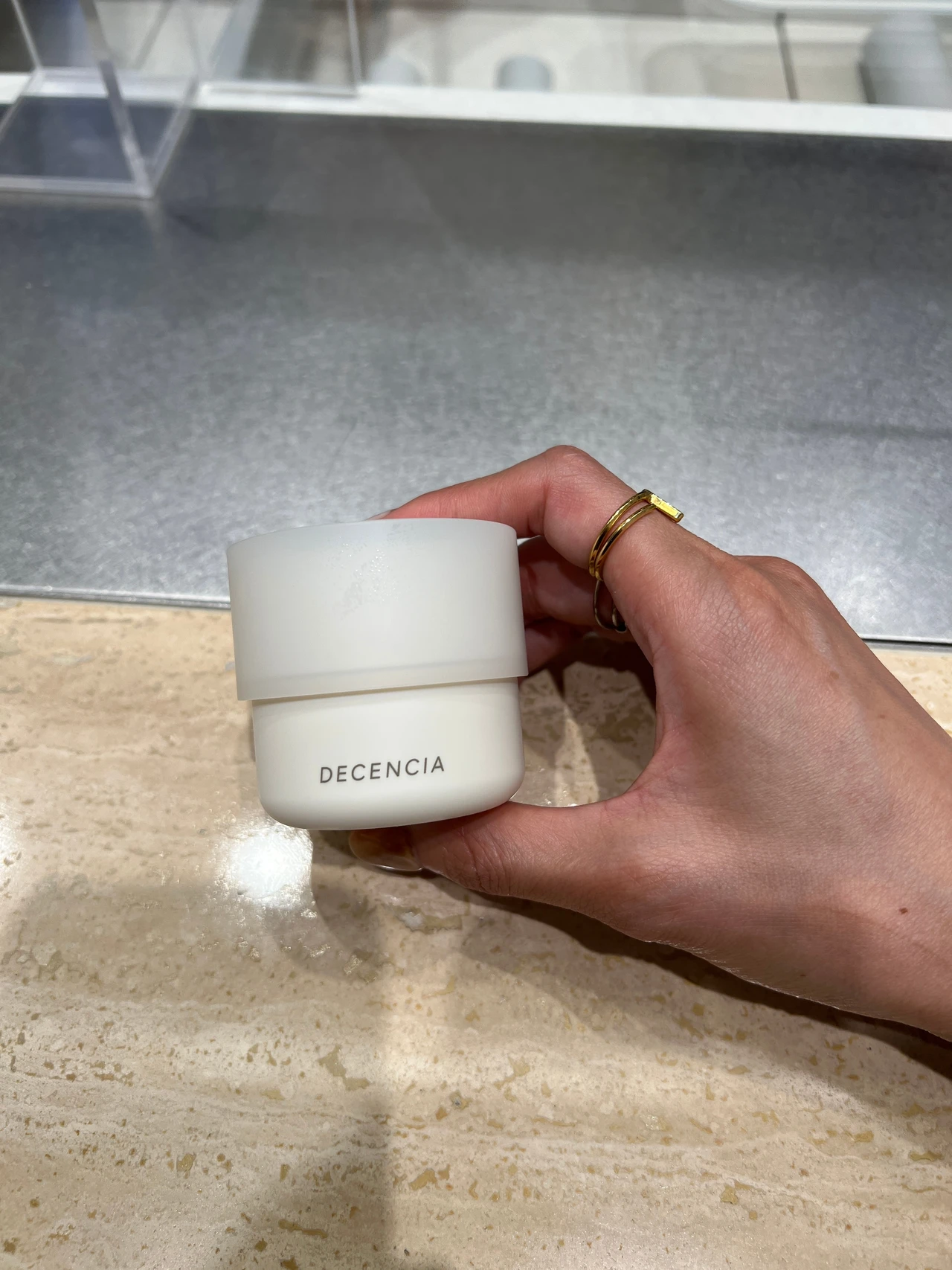使ってみたら肌感激。10/4新発売の「ディセンシア クリーム」がアラサーの味方すぎる!_7