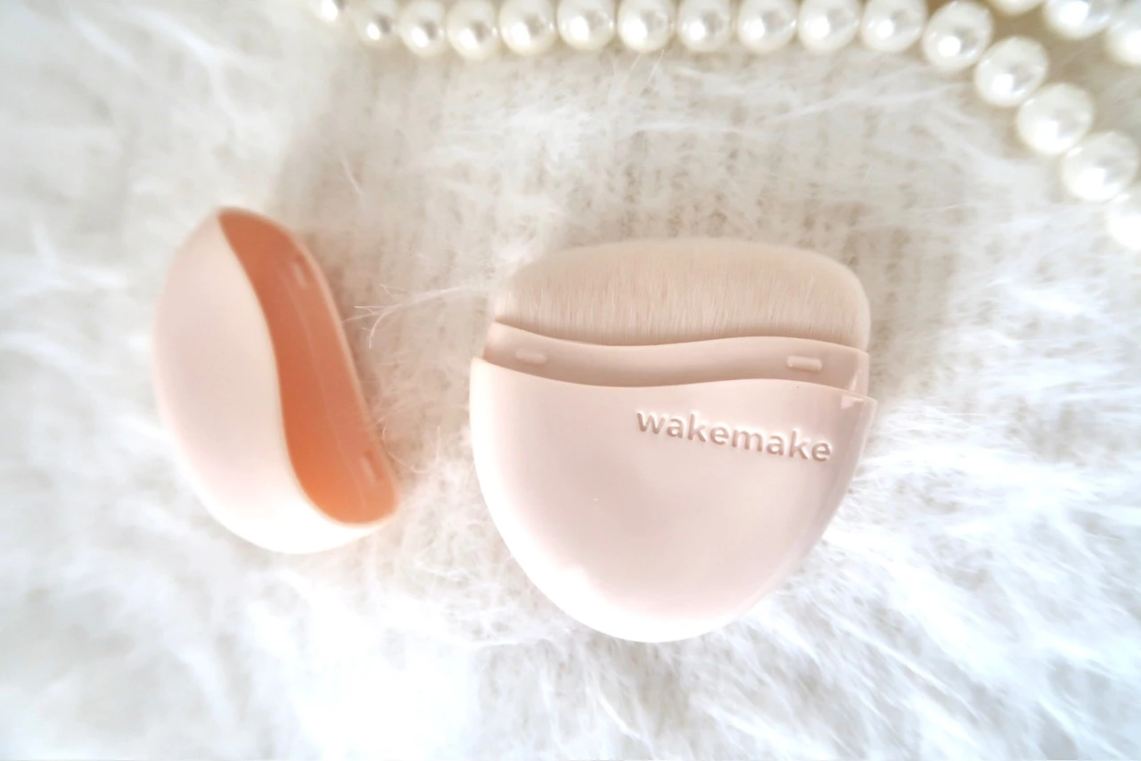 wakemake  ウォーターグロウコーディングバームのブラシのパッケージ