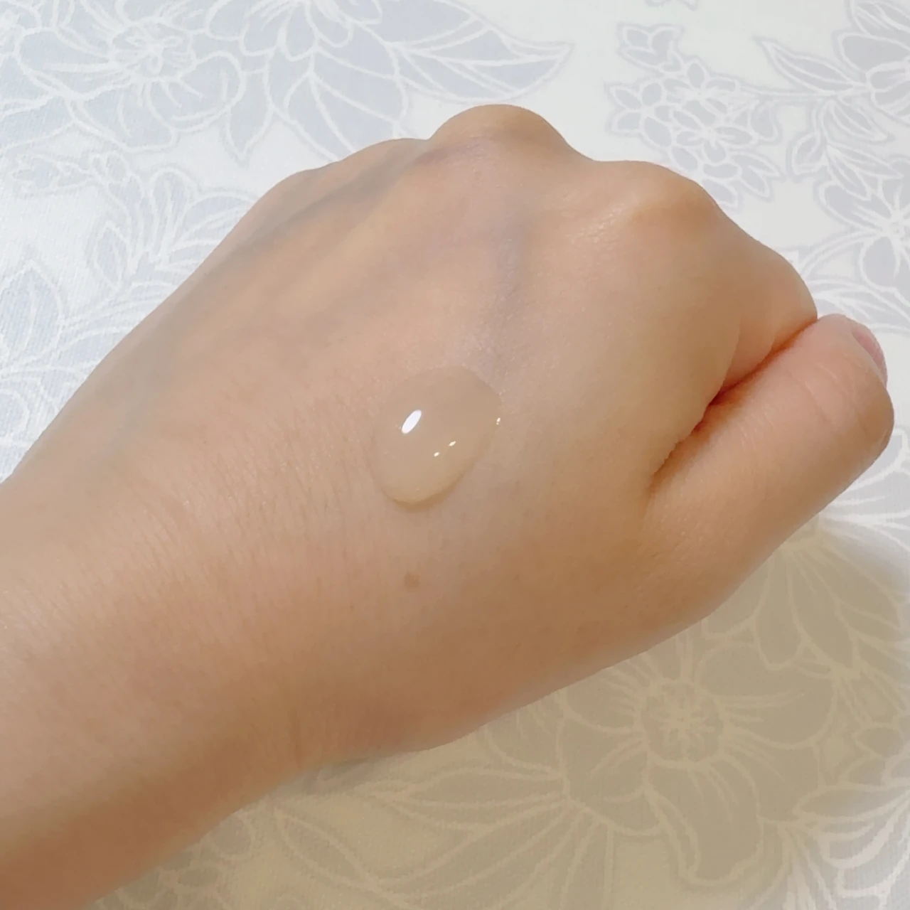 コスメデコルテのホワイトロジスト ネオジェネシス ブライトニング コンセントレイトのテクスチャー①