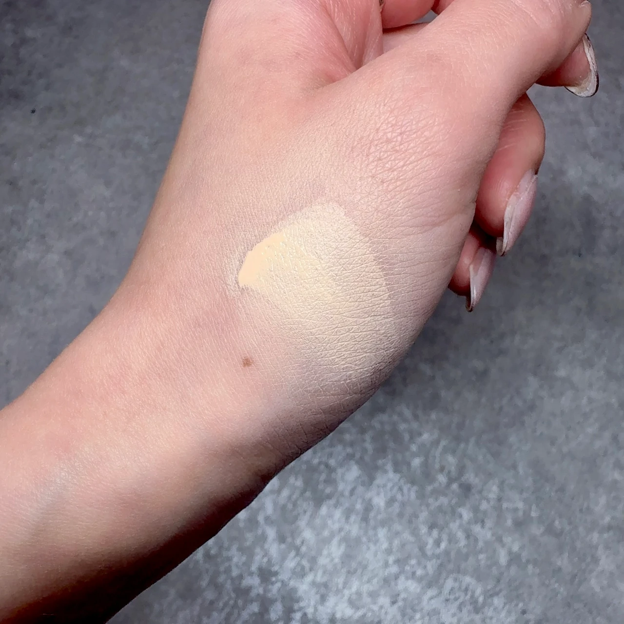 メイベリン SPステイ クリームパクト ファンデーション スウォッチ テクスチャー