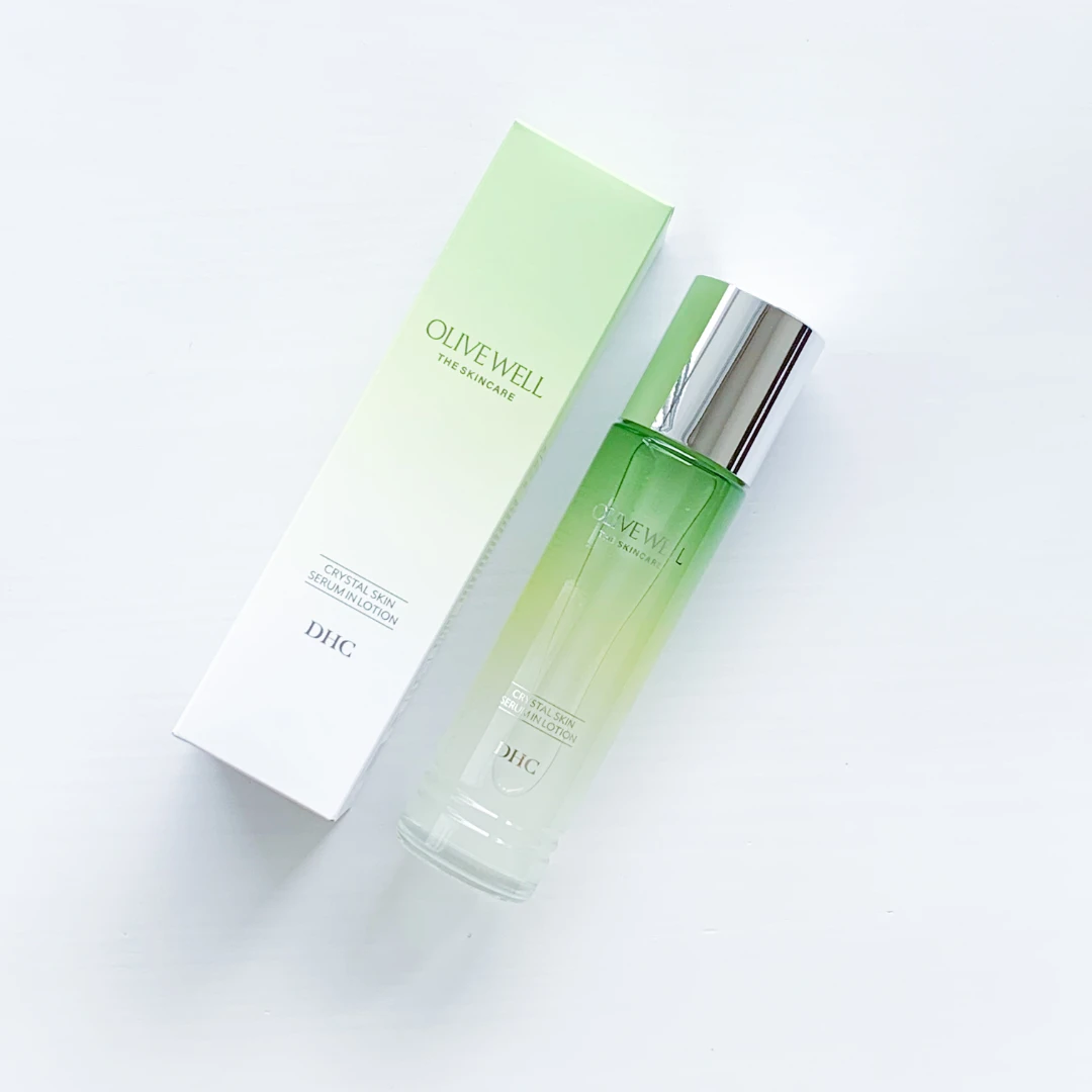 DHC クリスタルスキン エッセンスローションの本体ボトルと、清潔感のある白を基調としたデザインの外箱