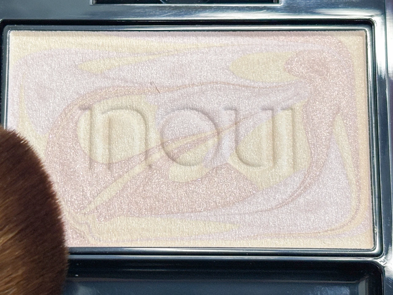 抜け感のあるツヤ肌のカギは“光”！インウイ新プレストパウダー×リキッドファンデでつくる大人のベースメイク術_3