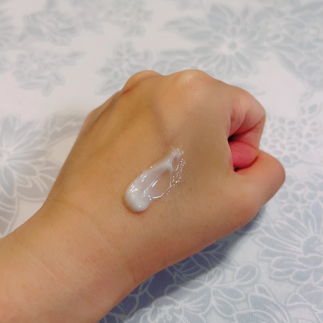 ディセンシア クリームのスウォッチ①