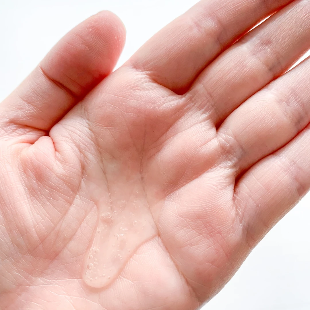 手のひらに取り出したDHC クリスタルスキン エッセンスローション。みずみずしく透明で、ほどよく厚みのあるテクスチャー