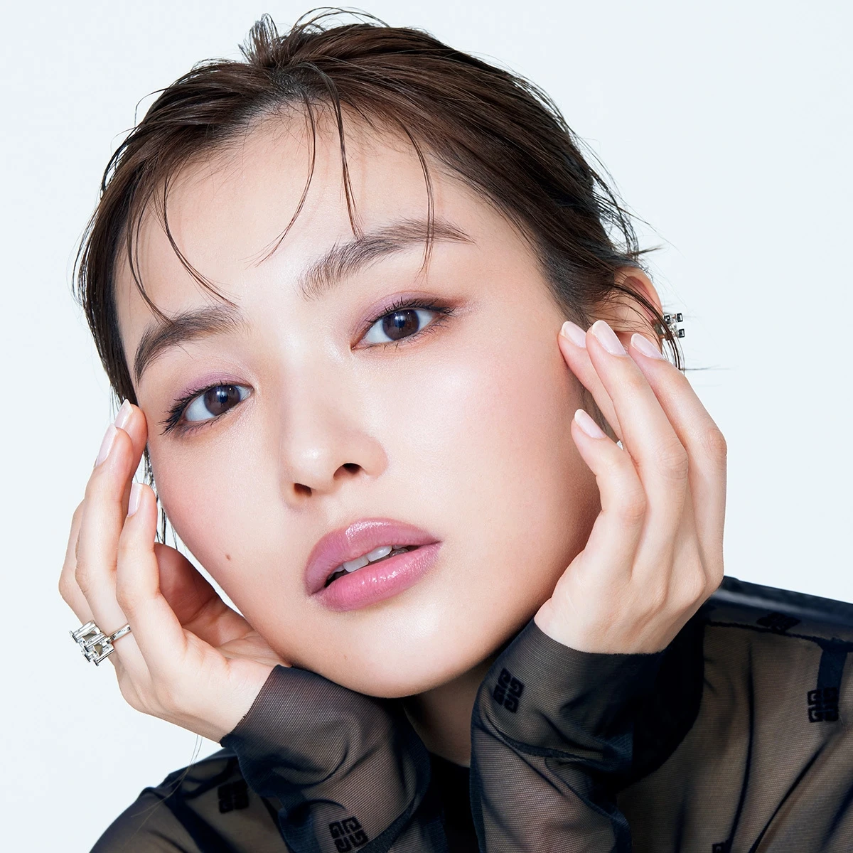 光×色で、透明感もツヤも肌補正も。毎日使いしたいミニマルな実力派