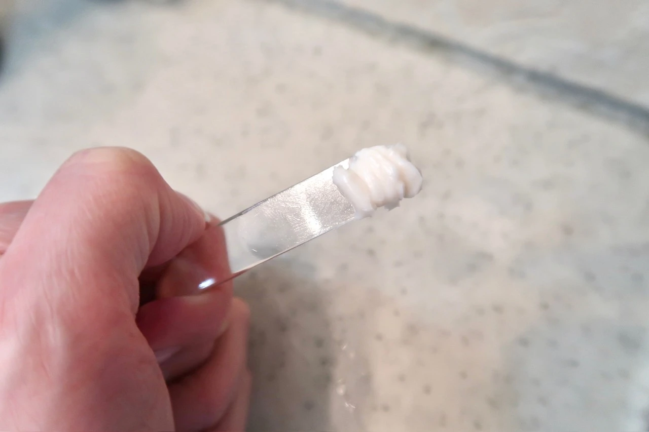 BIOHEAL BOH プロバイオダーム™ 3D リフティングクリームをスパチュラにON