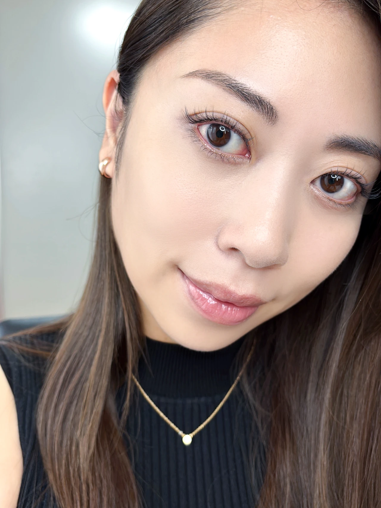 抜け感のあるツヤ肌のカギは“光”！インウイ新プレストパウダー×リキッドファンデでつくる大人のベースメイク術_11