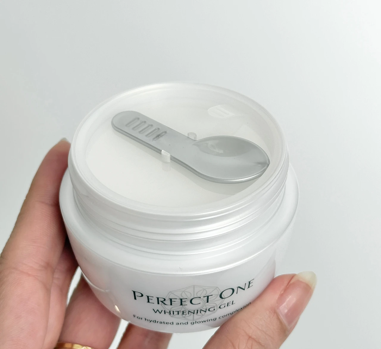 【パーフェクトワン】美白ケアも保湿もこれ１つ！大人肌に寄り添うオールインワンジェル_4