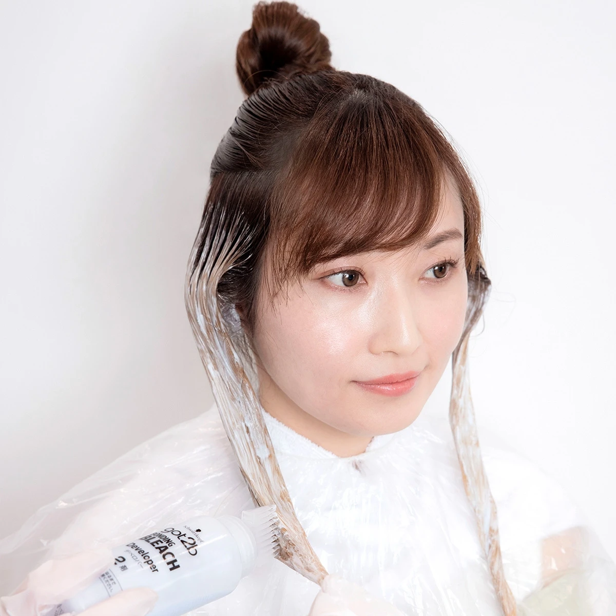 人気ヘアスタイリストが提案! ブリーチオンカラーで、マスク姿でも重くならない透明感のある髪色に_4