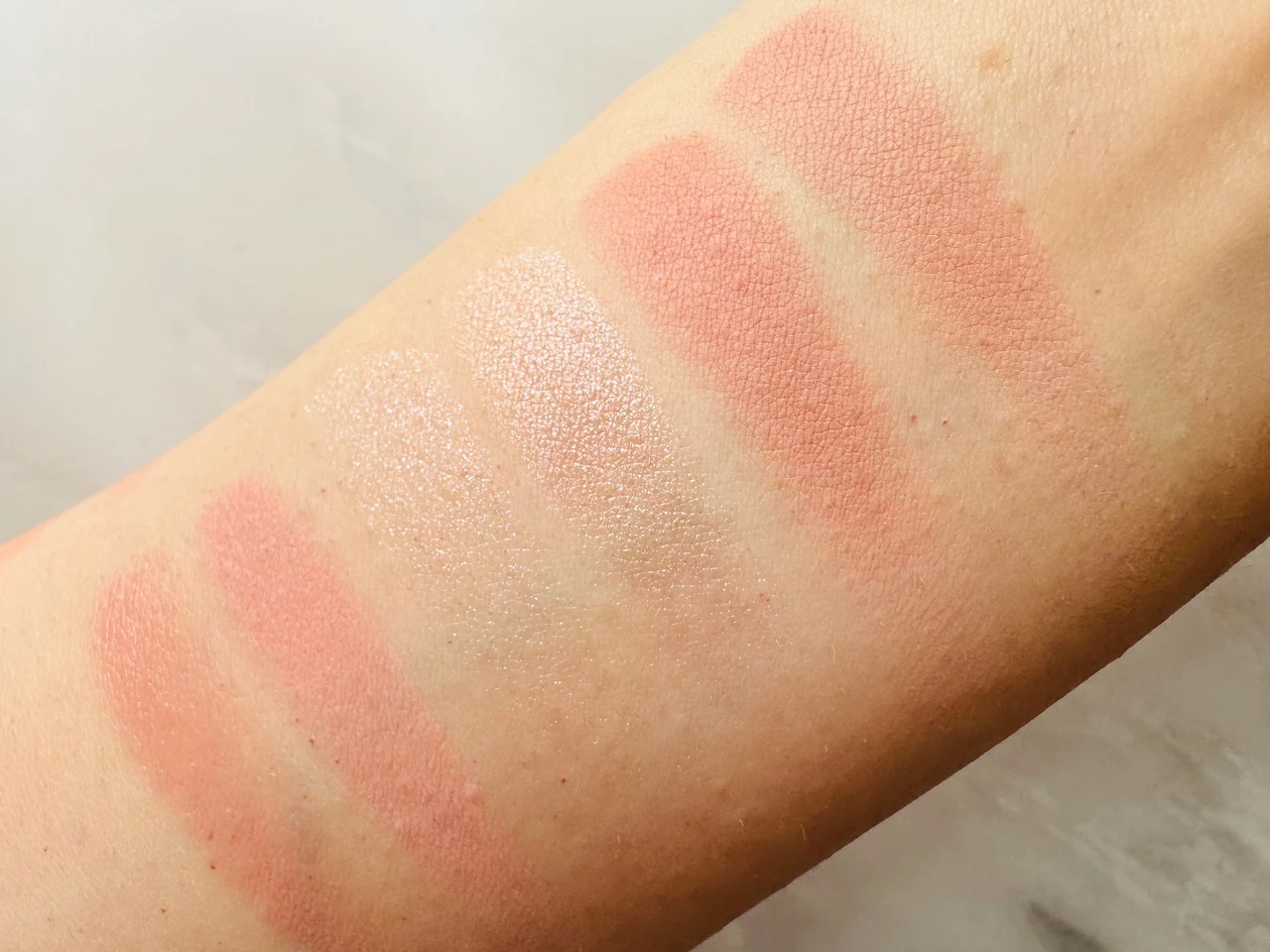 WAKEMAKEのソフトシアーマルチパレット 02 レイジーローズのスウォッチ