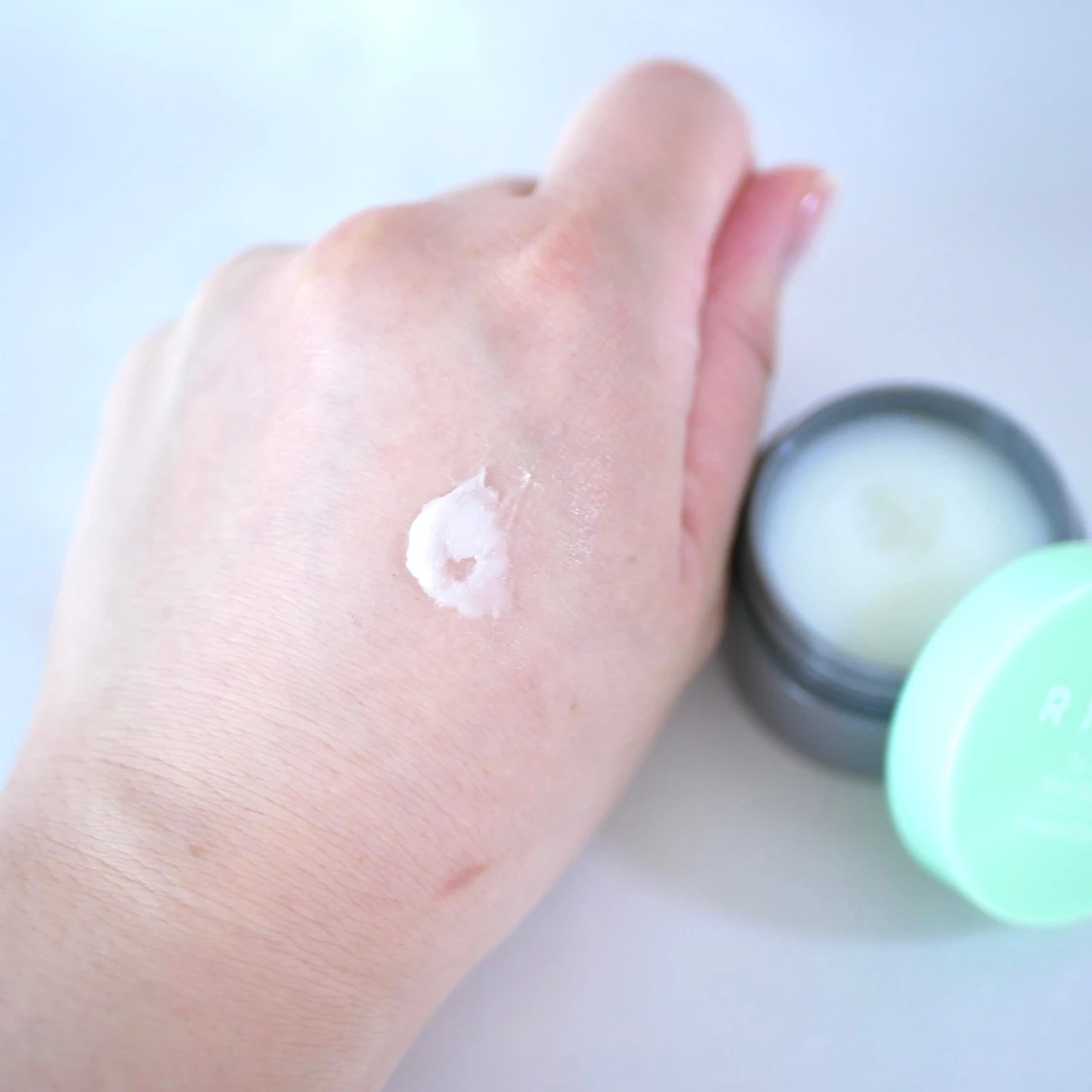 トゥーゴー スキンバーム[美容液バーム]　テクスチャー