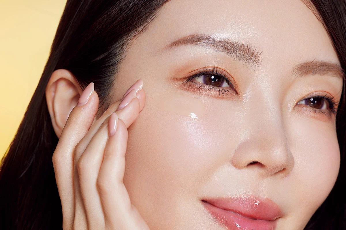 大野真理子、ゲラン アベイユ ロイヤル ユース アイケア クリームをタッチアップしている様子