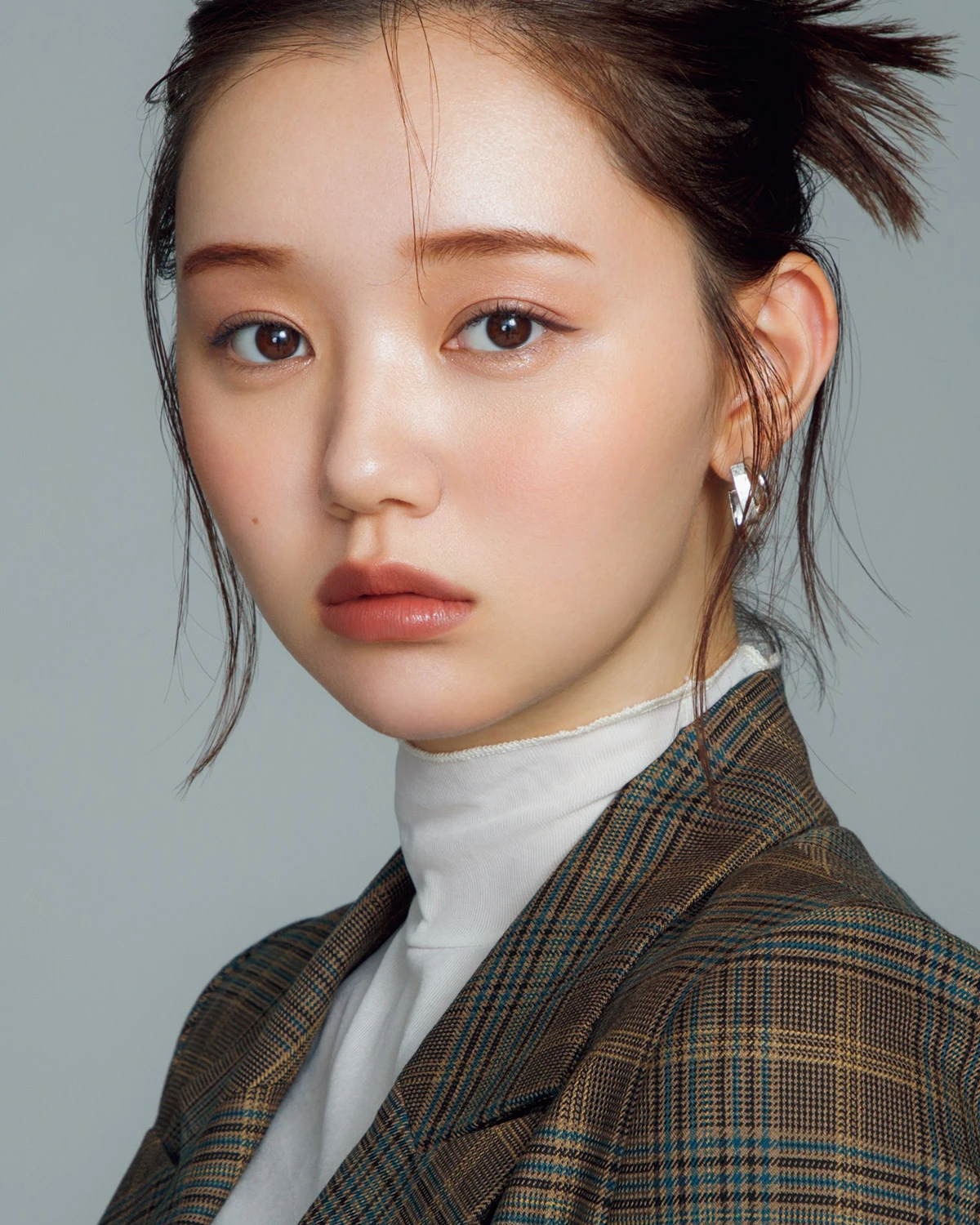 セザンヌの新リップ　うるツヤブラウン×立体ライン で抜け感クールフェイスに