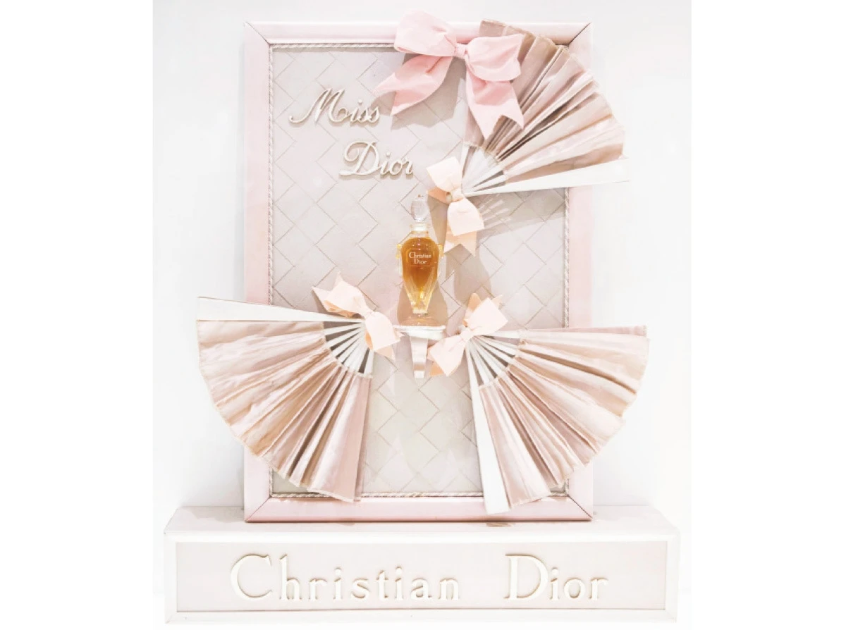 誕生当時のボトルはアンフォラ（古代ギリシャの壺）型。リボンと千鳥格子が特徴的なボトルは1949年に誕生。